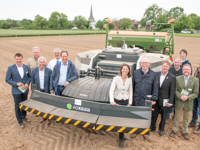 Feldtage auf der Versuchsstation Poppenburg der Landwirtschaftskammer Niedersachsen: Agrarministerin Miriam Staudte (7.v.r.), Kammerpr&auml;sident Gerhard Schwetje (6.v.r.) und weitere Ehreng&auml;ste am Donnerstag (1. Juni) vor dem autonomen Feldroboter 'AgBot'.