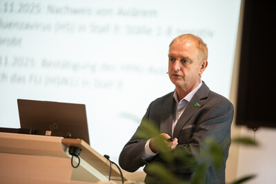 Hermann Kramer, Veterin&auml;ramt Nordhorn, sprach &uuml;ber einen Gefl&uuml;gelpestausbruch, bei dem eine Teilkeulung angeordnet wurde