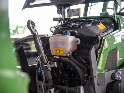 Blick unter die Motorhaube beim Elektroschlepper