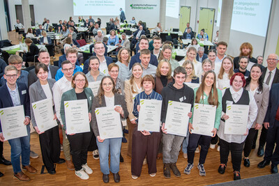 37 Frauen und M&auml;nner sind in Hannover-Ahlem von der Landwirtschaftskammer Niedersachsen f&uuml;r ihre herausragenden Pr&uuml;fungsleistungen in der Aus- und Fortbildung geehrt worden (nicht alle Geehrten konnten am Fototermin teilnehmen).