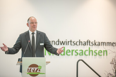 TerZ-Gesamtverantwortlicher Prof. Dr. Bernhard Be&szlig;ler w&auml;hrend der Abschlussveranstaltung f&uuml;r das Projekt 'TerZ - Einsatz torfreduzierter Substrate im Zierpflanzenbau' am 23.03.2023 in Hannover-Ahlem.