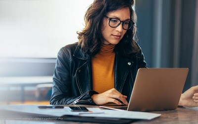 Asian business woman working on a laptop in a professional office - © Jacob Lund / stock.adobe.com Asian business woman working on a laptop in a professional office