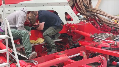 Abdrehprobe an der pneumatischen Drillmaschine - © Rolf Fricke Abdrehprobe an der pneumatischen Drillmaschine