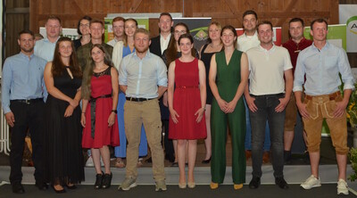 Siegerinnen und Sieger des Finales des Berufswettbewerbs der deutschen Landjugend (ohne Gewinner*innen der Kategorien Weinbau I und II) am 22.06.2023 in Echem. - © Gräschke/Bund der Deutschen Landjugend Siegerinnen und Sieger des Finales des Berufswettbewerbs der deutschen Landjugend (ohne Gewinner*innen der Kategorien Weinbau I und II) am 22.06.2023 in Echem.