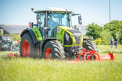 Mit HVO (Hydriertem Pflanzen&ouml;l) betriebener Claas-Schlepper beim Praxistag Alternative Antriebsenergien f&uuml;r Landmaschinen am 01.07.2025 im LBZ Echem.
