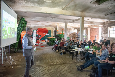 Workshop zu autonomen Maschinen beim Fach-Event &bdquo;Zwischen Acker und App &ndash; Digitalisierung Ihres Pflanzenbaus&ldquo; auf der Dom&auml;ne Schickelsheim (K&ouml;nigslutter/Kreis Helmstedt).