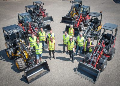 Acht Hoflader – vier mit Dieselmotoren, vier mit Elektroantrieb – haben die Landtechnik-Fachleute der Landwirtschaftskammer Niedersachsen in Westerstede (Kreis Ammerland) unter die Lupe genommen. Die Testergebnisse werden im Herbst veröffentlicht. - © Wolfgang Ehrecke Acht Hoflader – vier mit Dieselmotoren, vier mit Elektroantrieb – haben die Landtechnik-Fachleute der Landwirtschaftskammer Niedersachsen in Westerstede (Kreis Ammerland) unter die Lupe genommen. Die Testergebnisse werden im Herbst veröffentlicht.