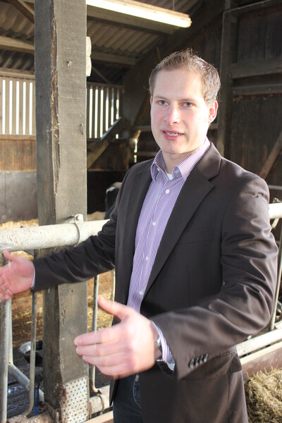 Cord Hormann erl&auml;utert die Abl&auml;ufe im Kuhstall