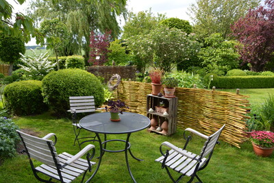 Sitzplatz - die handgeflochtene Wand aus Weidenruten ist Raumteiler und Blickfang zugleich - © Christiane Rehkamp Sitzplatz