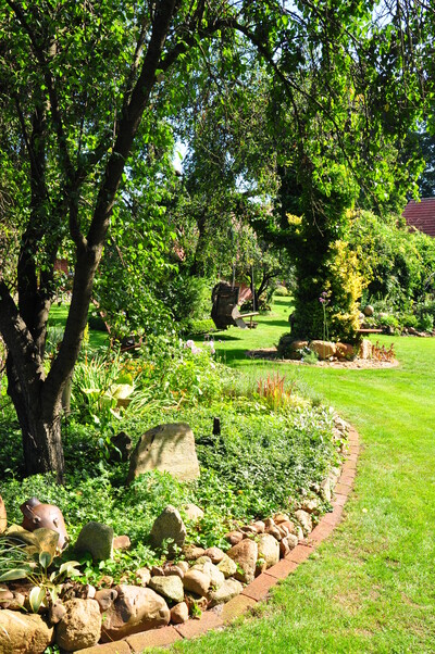 Steine in Steinrieden als Beeteinfassung - © Anke Kreis Steine in Steinrieden als Beeteinfassung