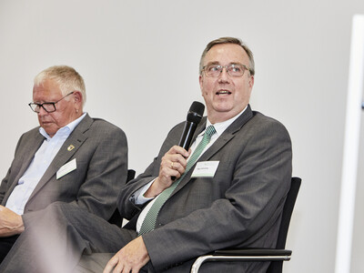 Hajo Hinrichs (r., Bund deutscher Baumschulen) und Dirk Sander (Landesfischereiverband Weser-Ems) w&auml;hrend des Festakts zum 125-j&auml;hrigen Bestehen der LWK am 21.05.2024 in Hannover-Ahlem.