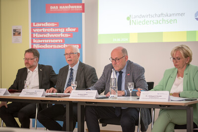 Pressekonferenz der Landesvertretung der Handwerkskammern Niedersachsen e.V. (LHN) und der Landwirtschaftskammer Niedersachsen (LWK) am 24.06.2024 in Hannover-Ahlem zu gemeinsamen Handlungsempfehlungen zur St&auml;rkung des l&auml;ndlichen Raumes.