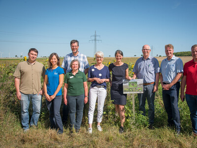 V.l.: Ruben Max Garchow (UNB), Marieke Neßmann (NABU), Landwirt Matthias Johns, Martina Diehl (LWK), Landrätin Christiana Steinbrügge, Agrarministerin Miriam Staudte, Kammerpräsident Gerhard Schwetje, Dr. Holger Buschmann (NABU), Jan Schröder (MdL). - © Wolfgang Ehrecke V.l.: Ruben Max Garchow (UNB), Marieke Neßmann (NABU), Landwirt Matthias Johns, Martina Diehl (LWK), Landrätin Christiana Steinbrügge, Agrarministerin Miriam Staudte, Kammerpräsident Gerhard Schwetje, Dr. Holger Buschmann (NABU), Jan Schröder (MdL).