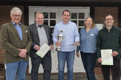 Pflanzgutwettbewerb 2025 (v.l.): Helge Johannes (SEG), Jan Dammann (2. Platz), Jan-Dirk Bartels (Betrieb Eike Meyer, 1. Platz) , LWK-Vizepr&auml;sidentin Dagmar Heyens, Tobias Sievers (Sonderkulturen GbR, 2. Platz, punktgleich mit Dammann).