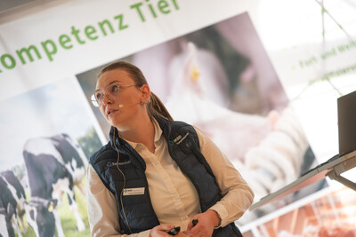 Vivien Brockmann, Customer Success Managerin beim Unternehmen MSD Tiergesundheit, Milcherzeugertag 2025 in Rodenkirchen. - © Christopher Hanraets Vivien Brockmann, Customer Success Managerin beim Unternehmen MSD Tiergesundheit, Milcherzeugertag 2025 in Rodenkirchen.