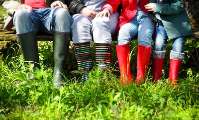 Glückliche Familie, die bunte Regenstiefel trägt - © petrenkod/iStock.com Glückliche Familie, die bunte Regenstiefel trägt