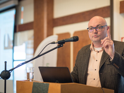 Dr. Helmut Loibl, auf erneuerbare Energien spezialisierter Rechtsanwalt aus Regensburg, als Referent der 15. Biogastagung der Landwirtschaftskammer Niedersachsen am 28.02.2024 in Verden. - © Wolfgang Ehrecke Dr. Helmut Loibl, auf erneuerbare Energien spezialisierter Rechtsanwalt aus Regensburg, als Referent der 15. Biogastagung der Landwirtschaftskammer Niedersachsen am 28.02.2024 in Verden.