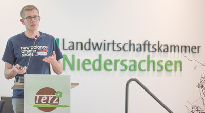 Karl Kühne (Gartenbau Arndt Kühne, Dresden) während der Abschlussveranstaltung für das Projekt 'TerZ - Einsatz torfreduzierter Substrate im Zierpflanzenbau' am 23.03.2023 in Hannover-Ahlem.