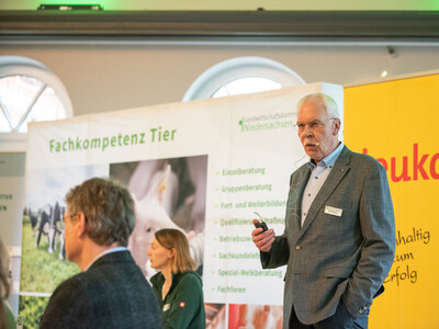 Dirk Albers (LWK-Fachreferent Rinderzucht und Rinderhaltung) auf dem Milcherzeugertag 2025 in Rodenkirchen.