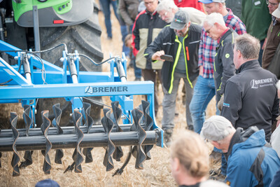Wassersparend, bodenschonend, wirtschaftlich: Maschinenvorf&uuml;hrung zur ultraflachen Bodenbearbeitung mit mehr als 40 Ger&auml;ten in Sehnde (Region Hannover).