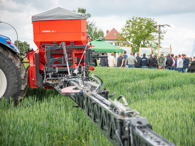 D&uuml;ngerstreuer f&uuml;r Teilfl&auml;chen-Applikation beim Fach-Event &bdquo;Zwischen Acker und App &ndash; Digitalisierung Ihres Pflanzenbaus&ldquo; auf der Dom&auml;ne Schickelsheim (K&ouml;nigslutter/Kreis Helmstedt).