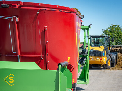 E-Futtermischwagen und E-Radlader beim Praxistag Alternative Antriebsenergien für Landmaschinen am 01.07.2025 im LBZ Echem.