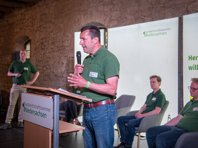 LWK-Technikexperte Dr. Harm Dr&uuml;cker spricht am Ende des Fach-Events &bdquo;Zwischen Acker und App &ndash; Digitalisierung Ihres Pflanzenbaus&ldquo; auf der Dom&auml;ne Schickelsheim (K&ouml;nigslutter/Kreis Helmstedt).