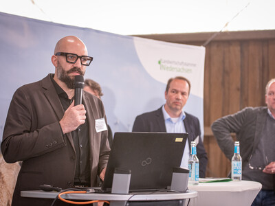 Melvin Raabe aus dem nieders&auml;chsischen Umweltministerium spricht auf dem 2. Echemer Zauntag im Kreis L&uuml;neburg.