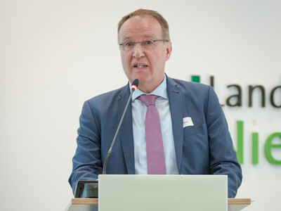 Walter D&uuml;bner, im Bundeslandwirtschaftsministerium zust&auml;ndig f&uuml;r Gartenbau, w&auml;hrend der Abschlussveranstaltung f&uuml;r das Projekt 'TerZ - Einsatz torfreduzierter Substrate im Zierpflanzenbau' am 23.03.2023 in Hannover-Ahlem.