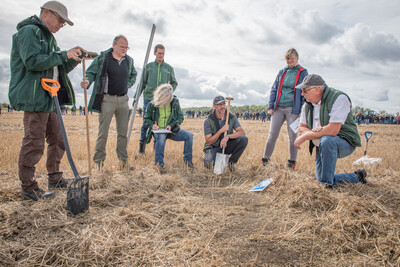 Wassersparend, bodenschonend, wirtschaftlich: Maschinenvorf&uuml;hrung zur ultraflachen Bodenbearbeitung mit mehr als 40 Ger&auml;ten in Sehnde (Region Hannover).