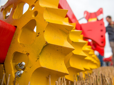 Wassersparend, bodenschonend, wirtschaftlich: Maschinenvorf&uuml;hrung zur ultraflachen Bodenbearbeitung mit mehr als 40 Ger&auml;ten in Sehnde (Region Hannover).