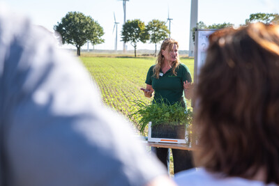 Andrea Knigge-Sievers präsentiert Ergebnisse aus dem Zwischenfruchtanbau in Schwüblingsen