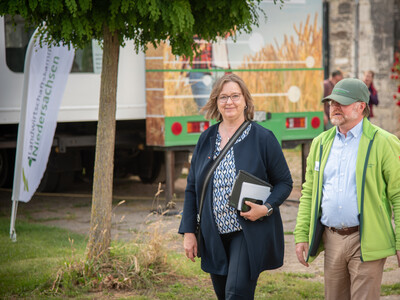 Agrar-Staatssekret&auml;rin Frauke Patzke (l.) und Kammerdirektor Dr. Bernd von Garmissen beim Fach-Event &bdquo;Zwischen Acker und App &ndash; Digitalisierung Ihres Pflanzenbaus&ldquo; auf der Dom&auml;ne Schickelsheim (K&ouml;nigslutter/Kreis Helmstedt).