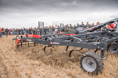 Wassersparend, bodenschonend, wirtschaftlich: Maschinenvorf&uuml;hrung zur ultraflachen Bodenbearbeitung mit mehr als 40 Ger&auml;ten in Sehnde (Region Hannover).