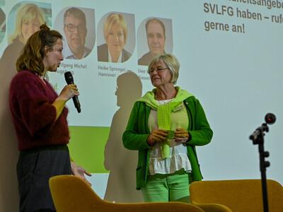Moderatorin Christine Gehle (l.) und Heike Sprengel (SVLFG) auf der Fachtagung 'Frauen in der Landwirtschaft - Mut tut gut!'