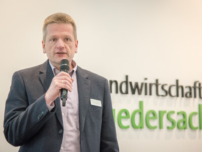 Michael Emmel vom LWK-Versuchswesen für Zierpflanzen während der Abschlussveranstaltung für das Projekt 'TerZ - Einsatz torfreduzierter Substrate im Zierpflanzenbau' am 23.03.2023 in Hannover-Ahlem.