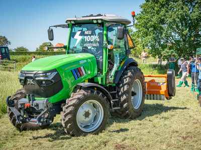 Elektrotraktor des chinesischen Herstellers Xeevo beim Praxistag Alternative Antriebsenergien für Landmaschinen am 01.07.2025 im LBZ Echem.