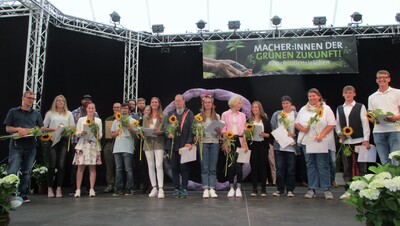 Die freigesprochenen Gärtnerinnen und Gärtner der Fachrichtung Baumschule bei der Zeugnisübergabe im Park der Gärten in Bad Zwischenahn