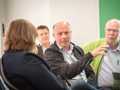 Markus Gerhardy (M., LWK-Ausschuss Pflanze) und Kammerpr&auml;sident Gerhard Schwetje (r.) beim Austausch mit Agrar-Staatssekret&auml;rin Frauke Patzke (l.) beim Fach-Event &bdquo;Zwischen Acker und App &ndash; Digitalisierung Ihres Pflanzenbaus&ldquo;.