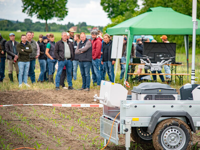 Drohne mit Dock (Kopterzentrale) berm Fach-Event &bdquo;Zwischen Acker und App &ndash; Digitalisierung Ihres Pflanzenbaus&ldquo; auf der Dom&auml;ne Schickelsheim (K&ouml;nigslutter/Kreis Helmstedt).