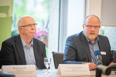 Reno Furmanek (r.), bei der Landwirtschaftskammer Leiter des Gesch&auml;ftsbereichs Pflanzenschutzamt, D&uuml;ngebeh&ouml;rde, Inspektionsdienste, und Kammerpr&auml;sident Gerhard Schwetje bei der Pressekonferenz zur Vorstellung des N&auml;hrstoffberichts 2024/25 am 15.06.2026.