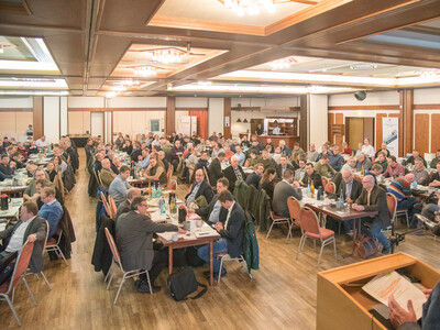 Vizepräsident Manfred Tannen (vorne rechts) spricht auf der 15. Biogastagung der Landwirtschaftskammer Niedersachsen am 28.02.2024 in Verden. - © Wolfgang Ehrecke Vizepräsident Manfred Tannen (vorne rechts) spricht auf der 15. Biogastagung der Landwirtschaftskammer Niedersachsen am 28.02.2024 in Verden.