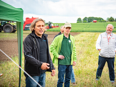 Andr&eacute; Scholz (l., Kopterzentrale) und Pascal Oliver Berg (LWK-Versuchswesen) beim Fach-Event &bdquo;Zwischen Acker und App &ndash; Digitalisierung Ihres Pflanzenbaus&ldquo; auf der Dom&auml;ne Schickelsheim (K&ouml;nigslutter/Kreis Helmstedt).