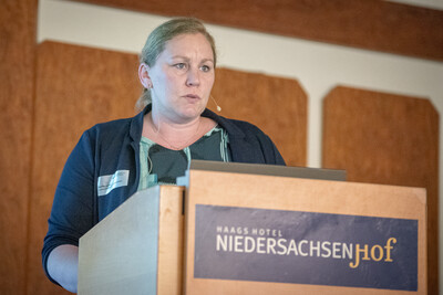 Henrike Jansen (Leiterin Sachgebiet Projekt- und Versuchswesen) als Referentin der Tagung 'Emissionen aus der Tierhaltung' am 23.06.2026 in Verden.