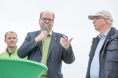 Niedersachsens Umweltminister Christian Meyer (Mitte) mit Kammerpr&auml;sident Gerhard Schwetje (r.) und Feldtage-Organisator Dr. Jan Oehlschl&auml;ger.