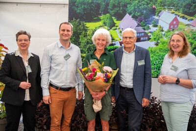vlnr: Cornelia Frerichs (MK), Jan zu Jeddeloh (jun.), Ausbilderin Isa Kuhlmann, Jan zu Jeddeloh (sen.), LWK-Vizepräsidentin Dagmar Heyens - © Christopher Hanraets vlnr: Cornelia Frerichs (MK), Jan zu Jeddeloh (jun.), Ausbilderin Isa Kuhlmann, Jan zu Jeddeloh (sen.), LWK-Vizepräsidentin Dagmar Heyens
