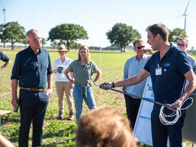 Dr. Knut Meyer (LBEG) informierte &uuml;ber Bodenbeschaffenheit und Funktionsweise des Sickerwasserversuchs