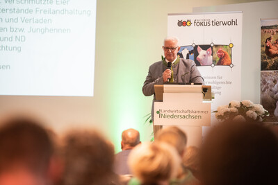 Friedrich-Otto Ripke, Vors. des NGW-Landesverbandes, referierte zu den Marktaussichten in der Gefl&uuml;gelbranche