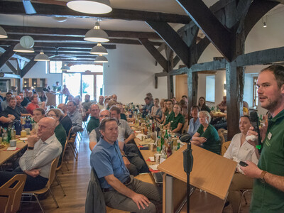 Heiko Borchers (LWK-Berater Ökologischer Landbau) als Referent beGrünlandfeldtag der Landwirtschaftskammer Niedersachsen und der Senatorin für Umwelt, Klima und Wissenschaft der Freien Hansestadt Bremen am 06.08.2024 auf Hof Bavendamm im Bremer Blockland.