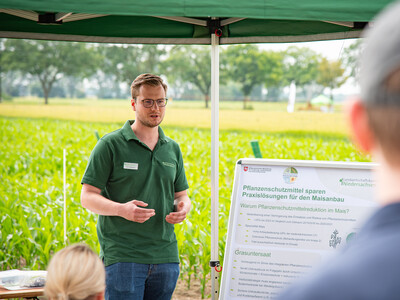 Finn Gro&szlig;mann (Fachbereich Pflanzenbau) beim Feldtag zum Thema Landwirtschaft und Wasserschutz am 17.06.2026 in Schw&uuml;blingsen (Uetze/Region Hannover).
